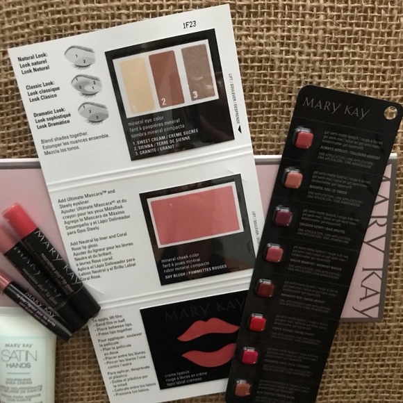 🇺🇸FREE MAKEUP BUNDLE witH $45 Purchase🇺🇸 - Picture 3 of 5